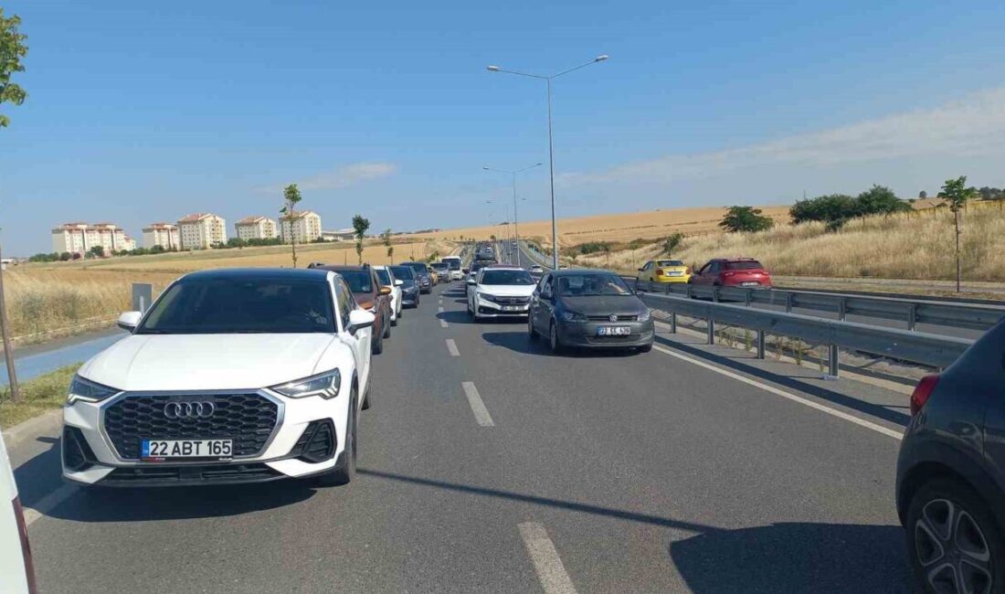 Bugün gerçekleşen TYT sınavı öncesinde Türkiye genelinde trafik yoğunluğu yaşandı.