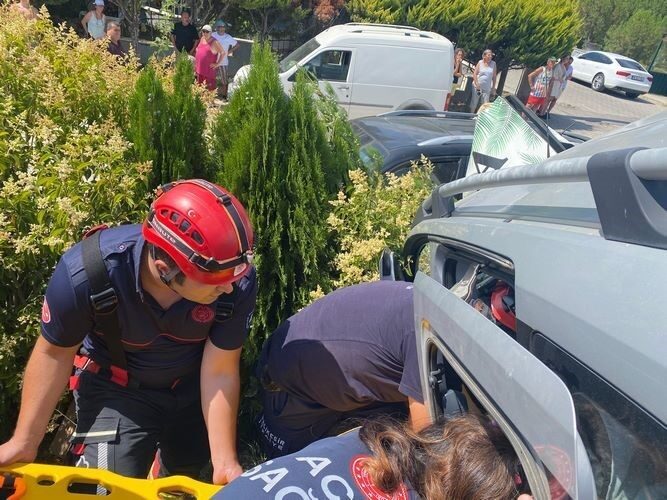Edremit’teki Doyran Mahallesi'nde M.Ö. yönetimindeki hafif ticari araç, park halindeki