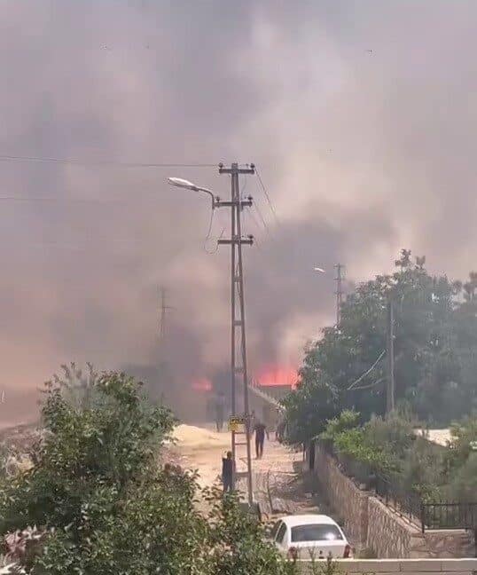 Adıyaman'ın Hasankendi Köyü'nde çıkan anız yangını, korkuya yol açtı. Köylüler,