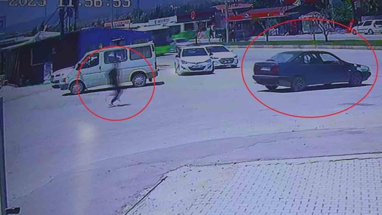 Hatay’ın Antakya ilçesinde el frenini çekmeyen bir sürücünün otomobili, yola