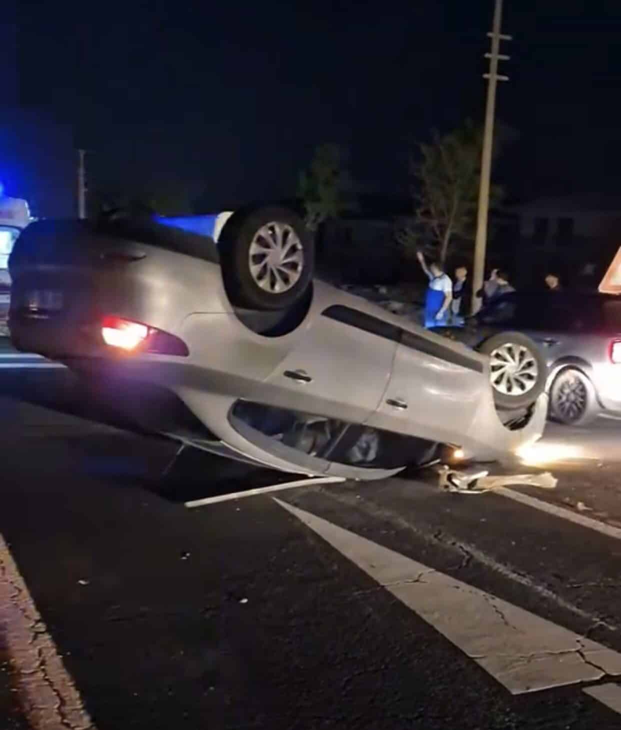Elazığ-Malatya karayolunda bir otomobilin ters dönmesi sonucu meydana gelen kazada,