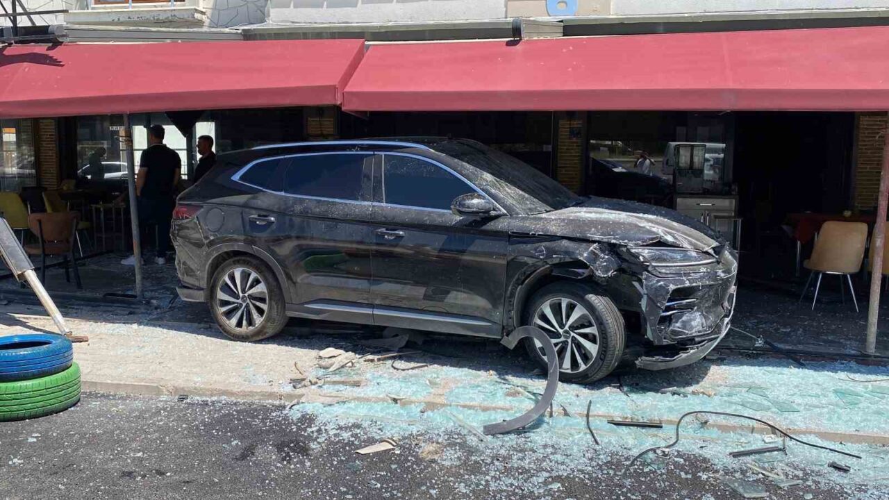 Elazığ'da iki otomobilin çarpışması sonucu yaşanan kazada, 1 kişi yaralandı.