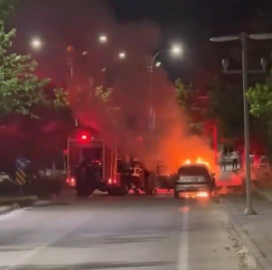 Elazığ'da Ahmet Kabaklı Bulvarı'nda seyir halindeki bir aracın motor kısmında