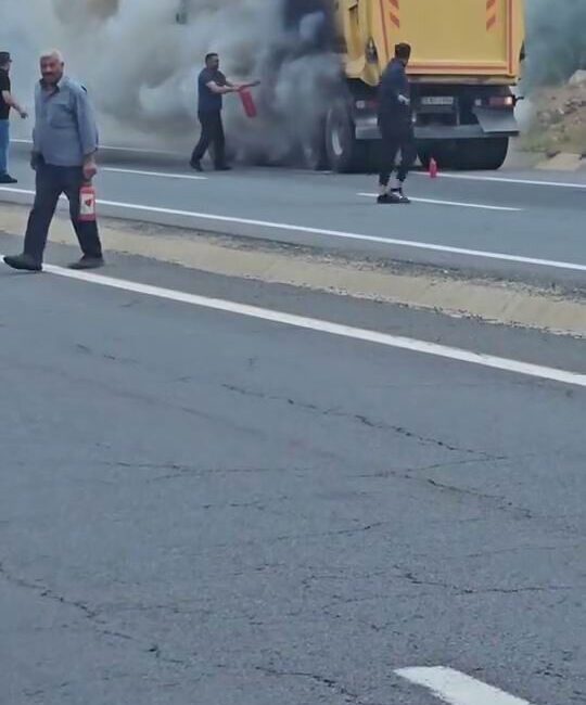 Elazığ'ın Karakoçan ilçesinde seyir halindeki bir kamyon alev aldı. Sürücü