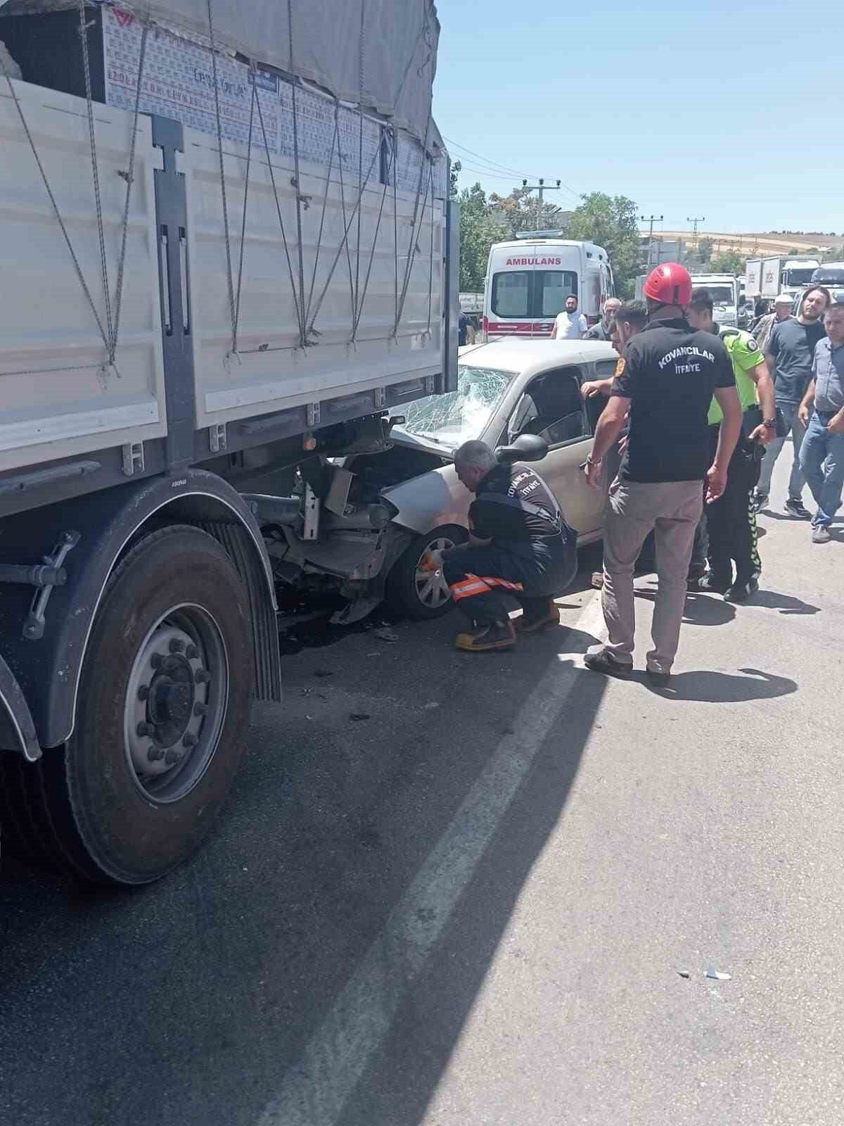 Elazığ'ın Kovancılar ilçesinde, otomobil ve tırın çarpışması sonucunda bir kişi