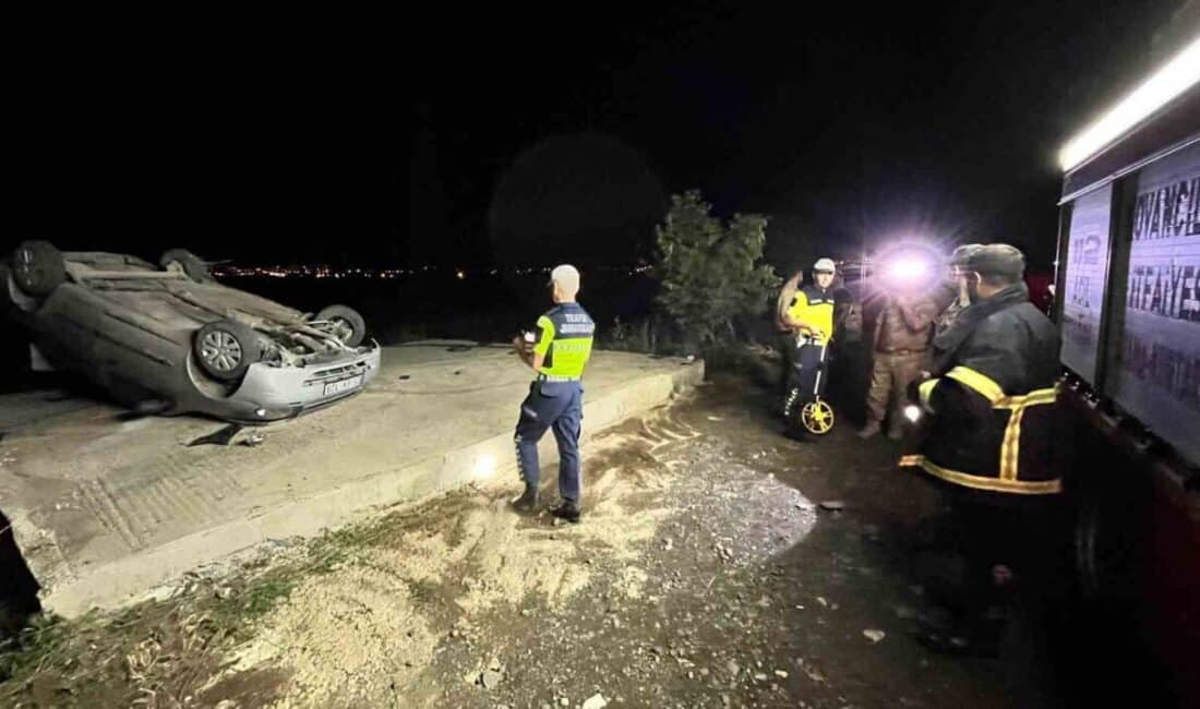 Elazığ'ın Kovancılar-Bingöl karayolunda bir otomobil direğe çarparak takla attı. Kazada
