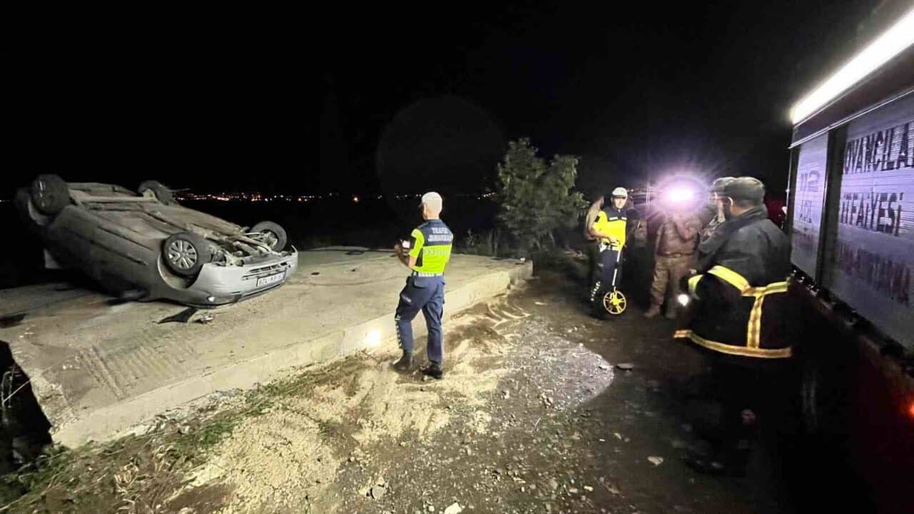 Elazığ'ın Kovancılar-Bingöl karayolunda bir otomobil direğe çarparak takla attı. Kazada