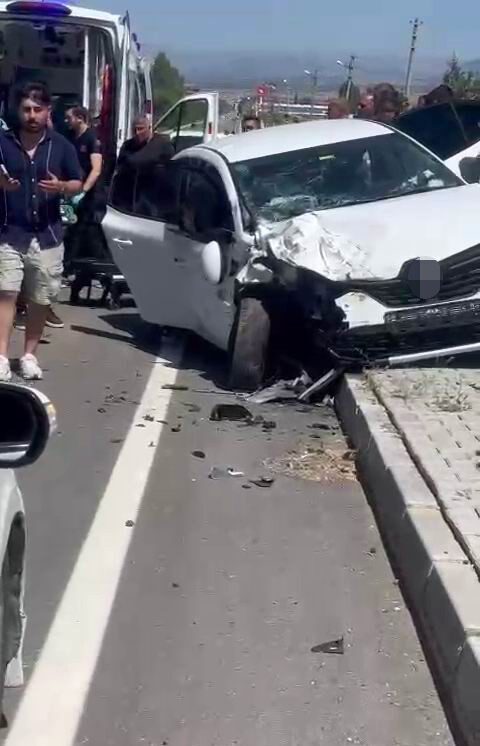 Elazığ'ın Karakoçan ilçesinde gerçekleşen trafik kazasında 3 kişi yaralandı. Yolçatı