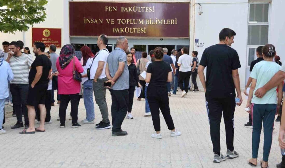 Elazığ'da Yükseköğretim Kurumları Sınavı'nın (YKS) ikinci oturumu için öğrenciler okullara