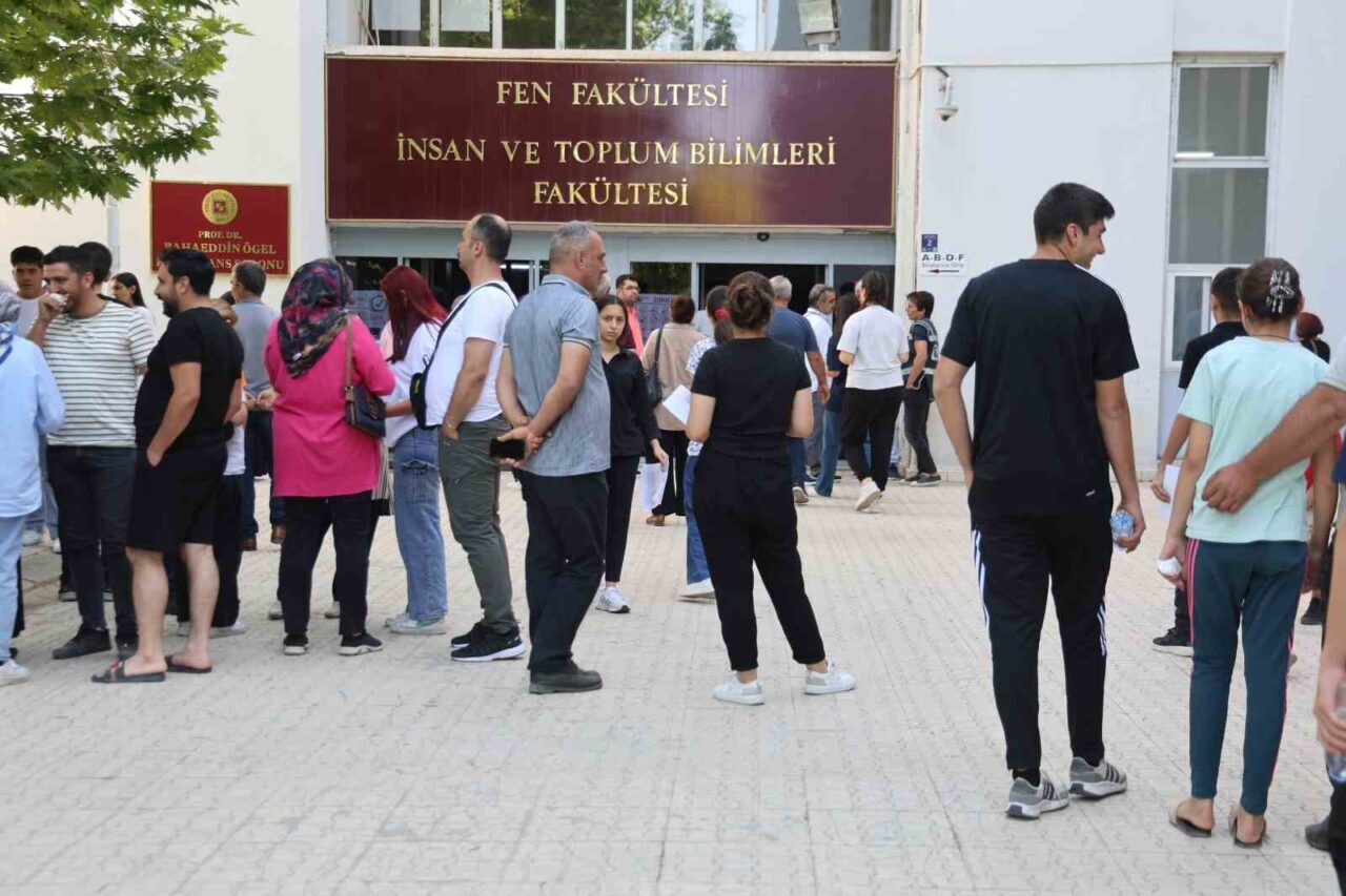 Elazığ'da Yükseköğretim Kurumları Sınavı'nın (YKS) ikinci oturumu olan AYT için