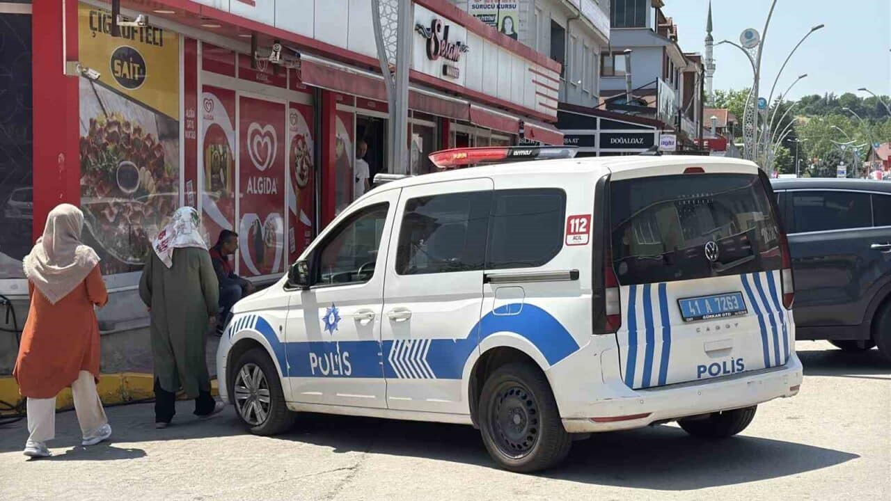 Kocaeli’nin Başiskele ilçesindeki bir markette 21 yaşındaki Sevde K., kıyma