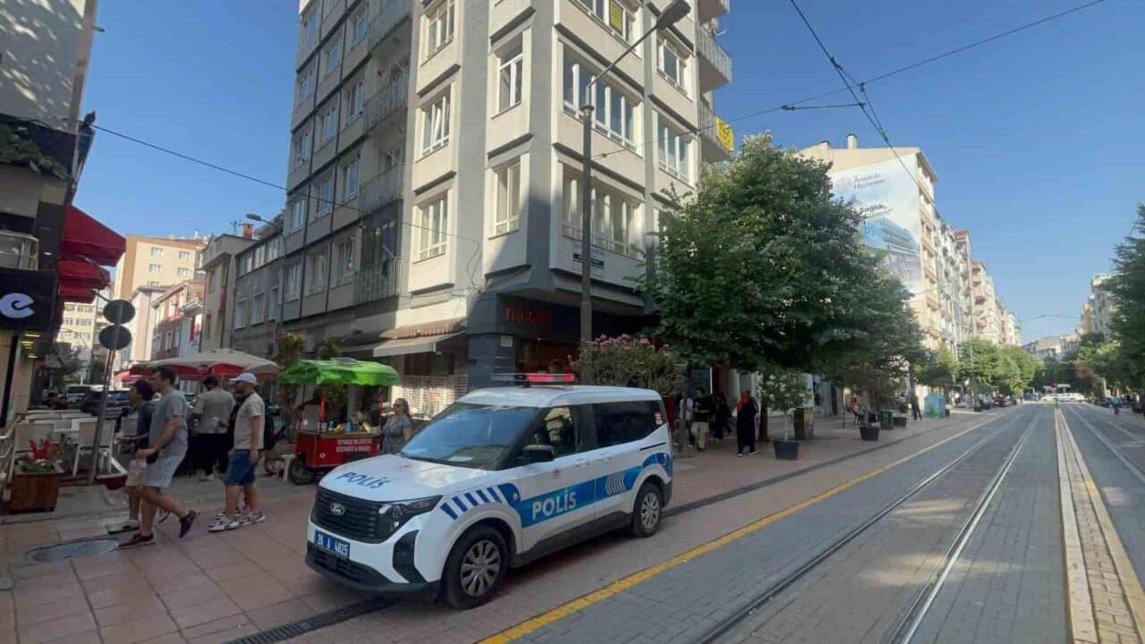 Eskişehir'de 58 yaşındaki emekli doktor M.S.G., evinde ölü bulundu. Üç