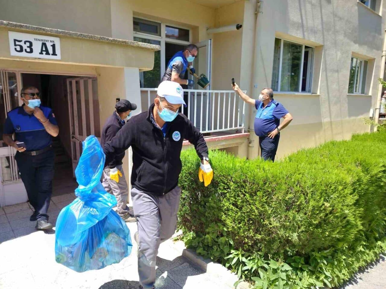 Eskişehir'de emekli doktor E.Ş.'nin evindeki kötü kokular şikayet üzerine belediye