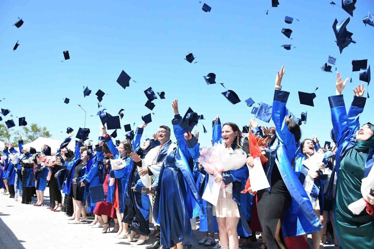 Kütahya Dumlupınar Üniversitesi Emet MYO, 2024-2025 mezuniyet törenini gerçekleştirdi. Törende,
