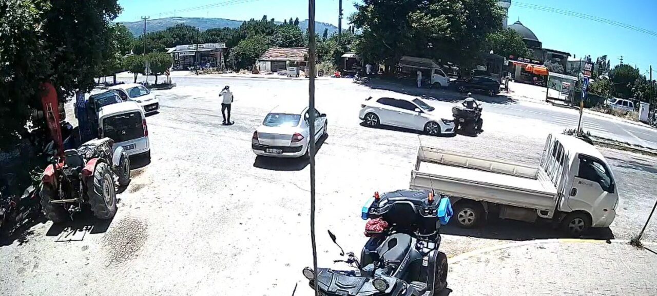Balıkesir'in Erdek ilçesinde Düzler Mahallesi'nde bir ATV ile otomobilin çarpıştığı