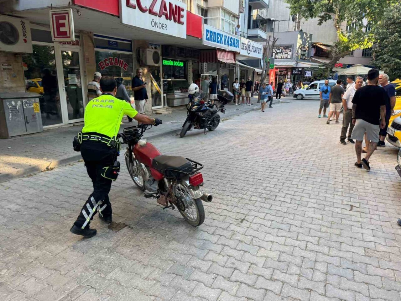 Balıkesir'in Erdek ilçesinde tescilsiz motosiklet kullanan ve sürücü belgesi olmayan