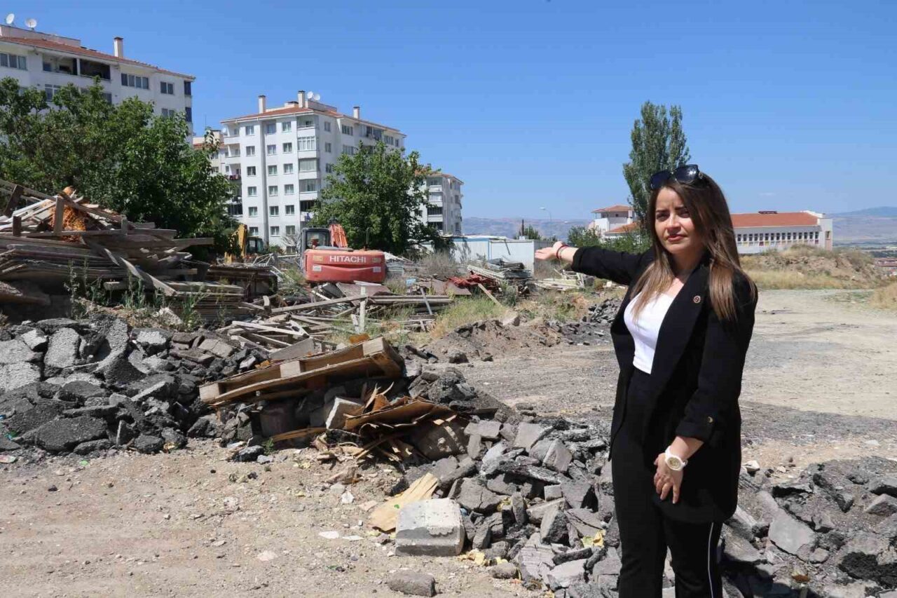 Erenköy Mahalle Muhtarı Sıdıkanur Karabulut, boş arazinin bir inşaat firması