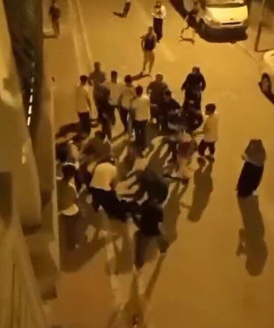 Esenyurt'ta iki aile arasında laf atma nedeniyle çıkan kavgada, çok