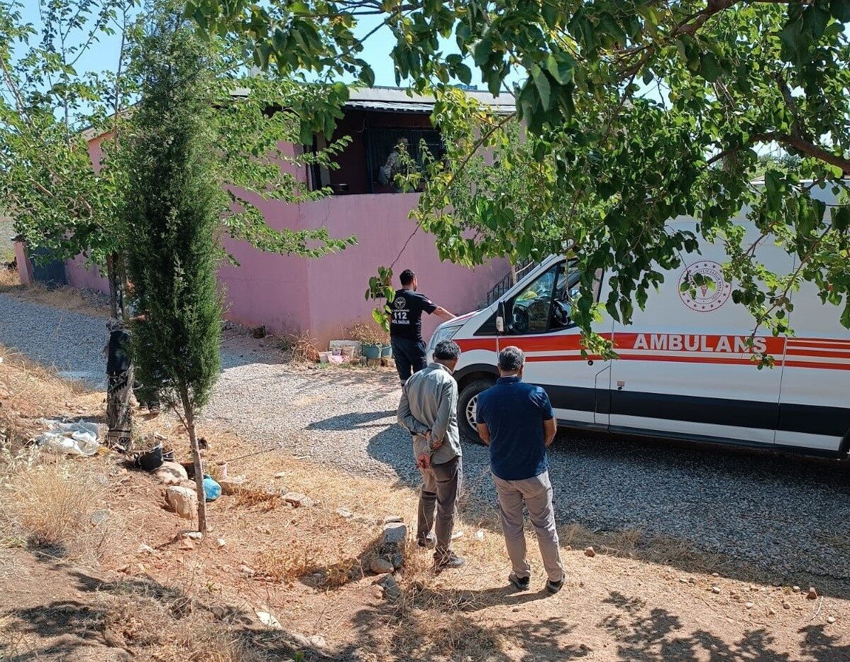 Adıyaman'ın Gerger ilçesinde, Ahmet Dolaş, henüz belirlenemeyen sebeple eşi Leyla