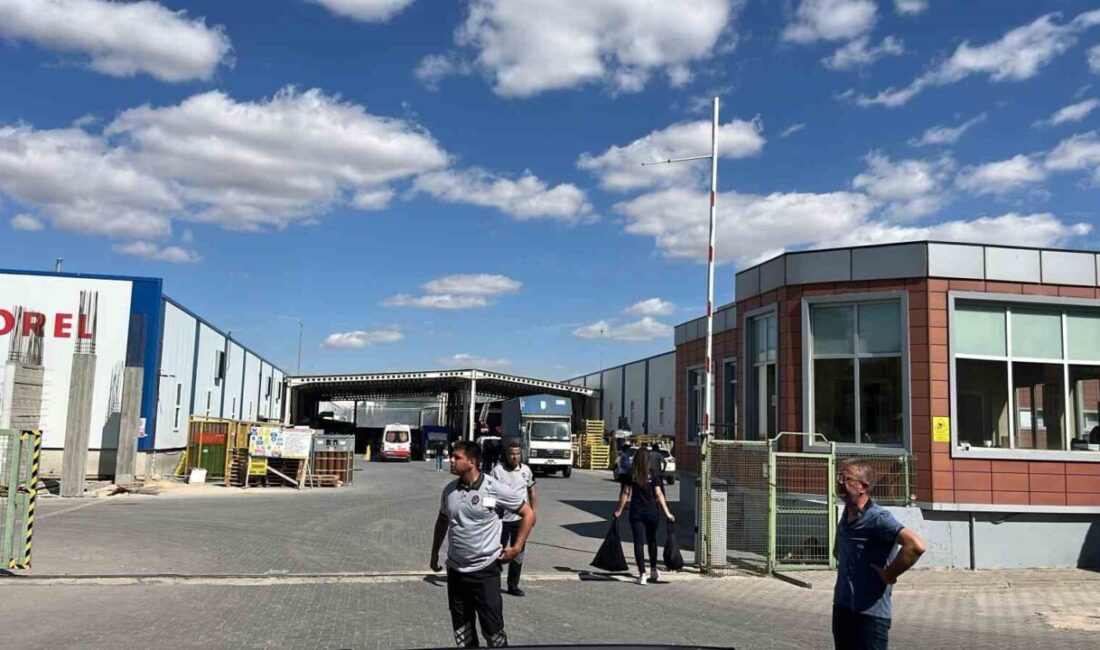 Eskişehir Organize Sanayi Bölgesi'ndeki bir fabrikada çıkan yangın nedeniyle itfaiye