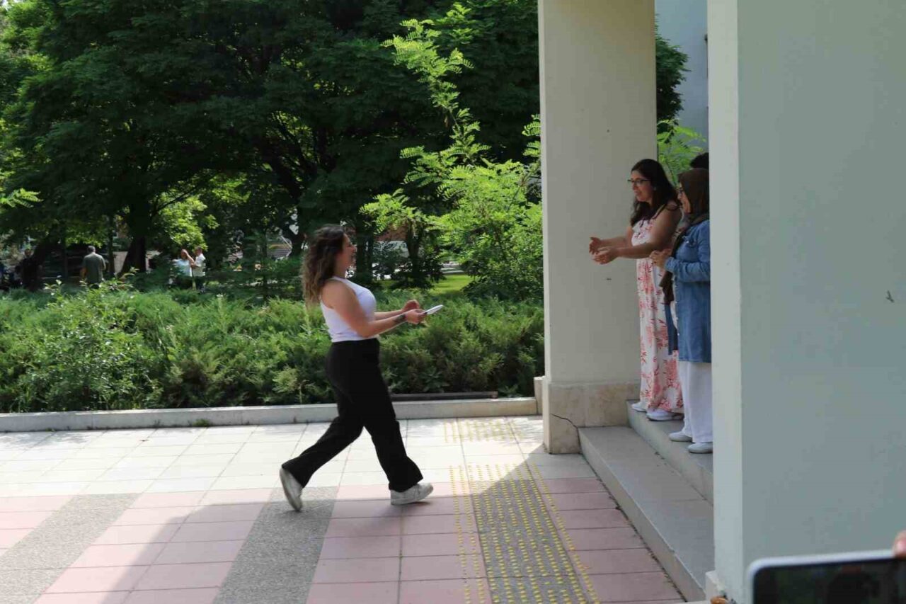 Eskişehir'de Yükseköğretim Kurumları Sınavı'nın Alan Yeterlilik Testi'nde (AYT) bazı öğrenciler,