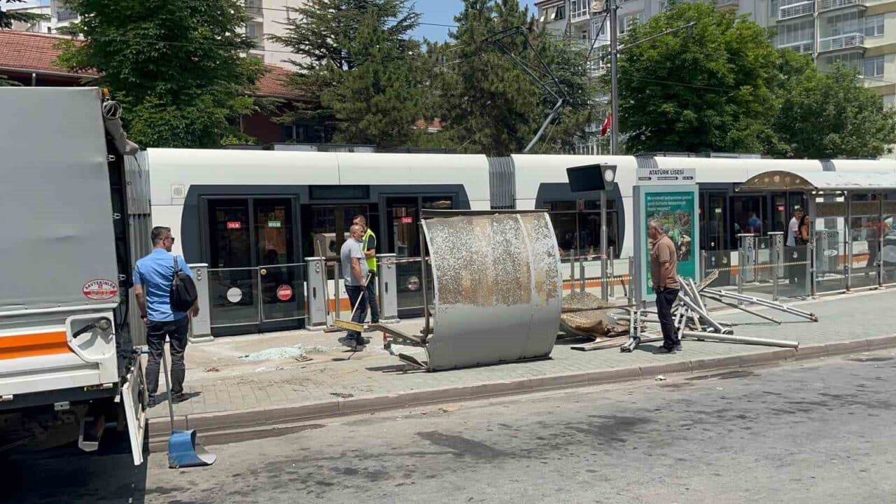 Eskişehir'de E.E. yönetimindeki otobüs, sürücünün fenalaşması sonucu 2 Eylül Caddesi'nde