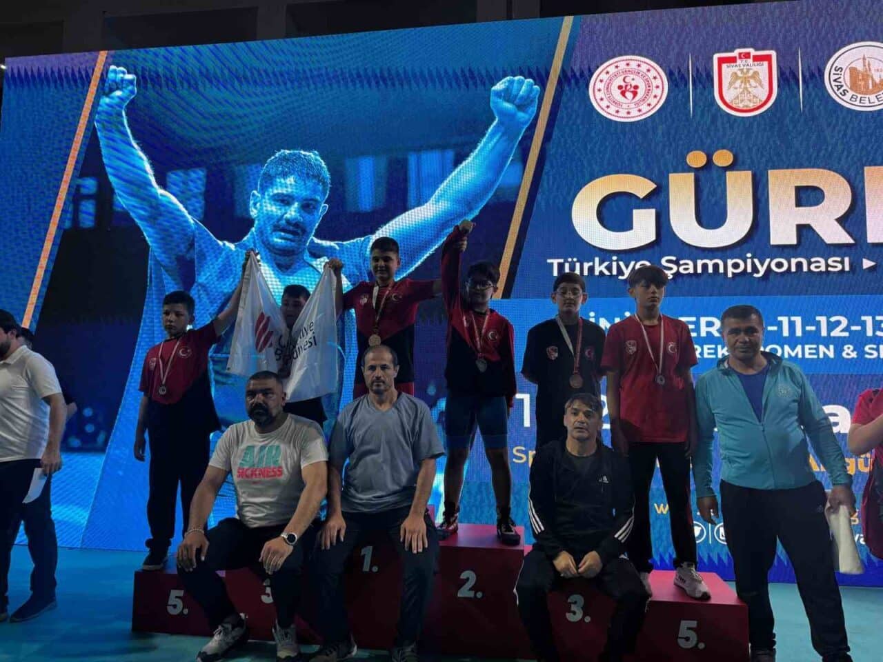 Eskişehirli güreşçiler, Sivas’ta gerçekleşen Minikler Güreş Türkiye Şampiyonası'nda önemli başarılar