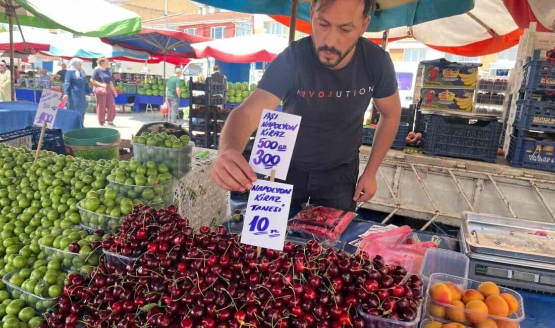 Eskişehir’de semt pazarı esnafı İlker Çiçek, 10 TL'lik etiketi tadım
