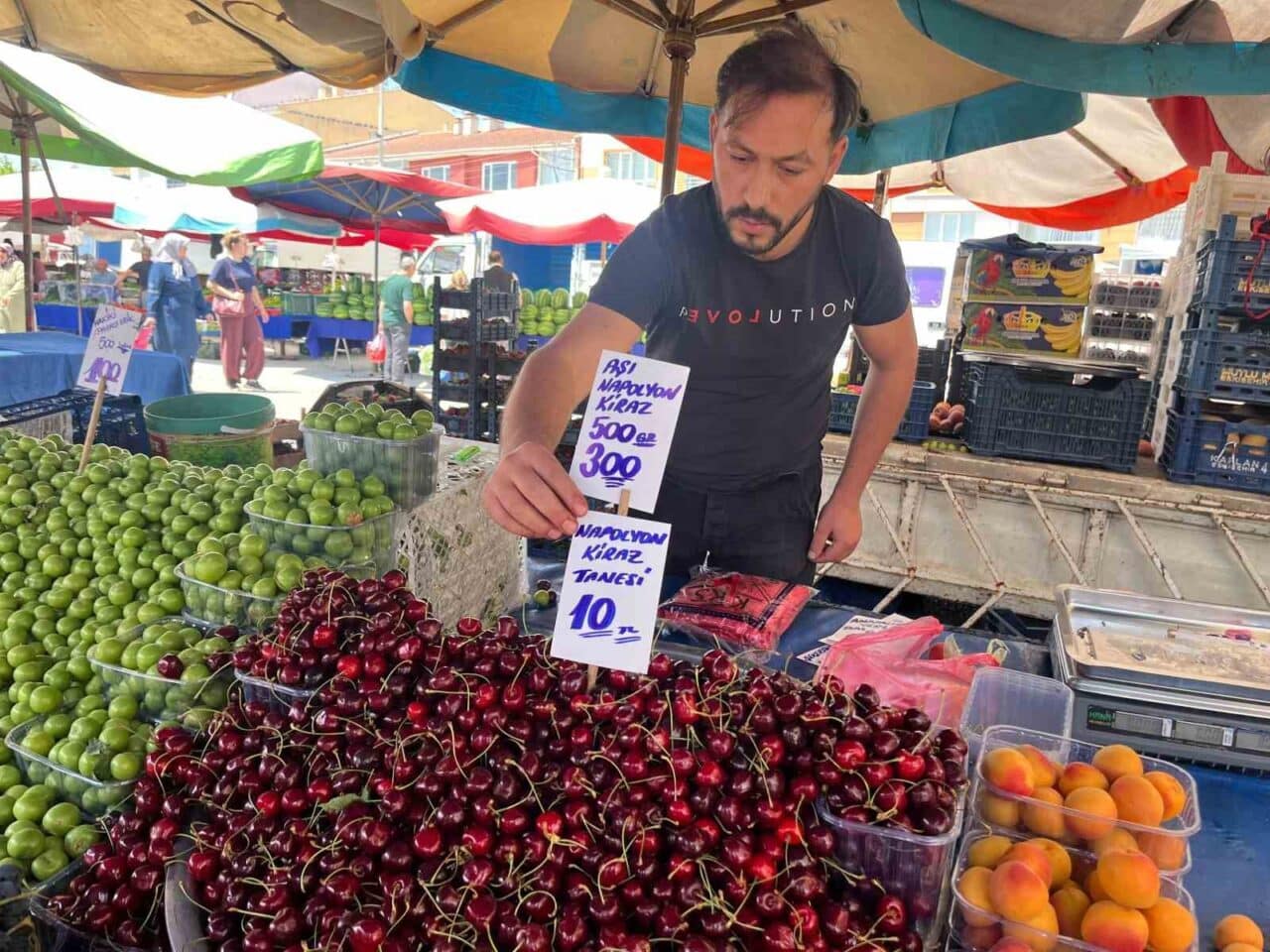 Eskişehir’de semt pazarı esnafı İlker Çiçek, 10 TL'lik etiketi tadım