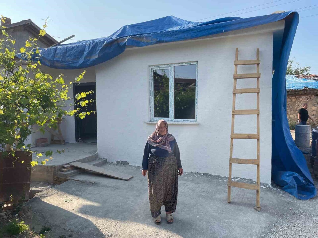 Eskişehir’in Sivrihisar ilçesinde evi yanan 72 yaşındaki Sevgi Sakarya, İhlas