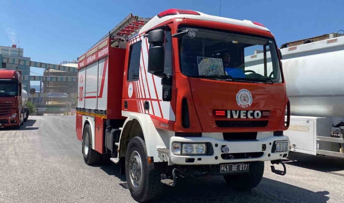 Kocaeli'nin Körfez ilçesindeki Gübretaş Fabrikası'nın çatısında taşıyıcı bant kaynağı sırasında
