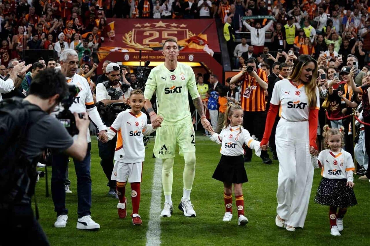 Fernando Muslera, Galatasaray'dan ayrıldığını ancak buranın evi olduğunu belirtti. 14