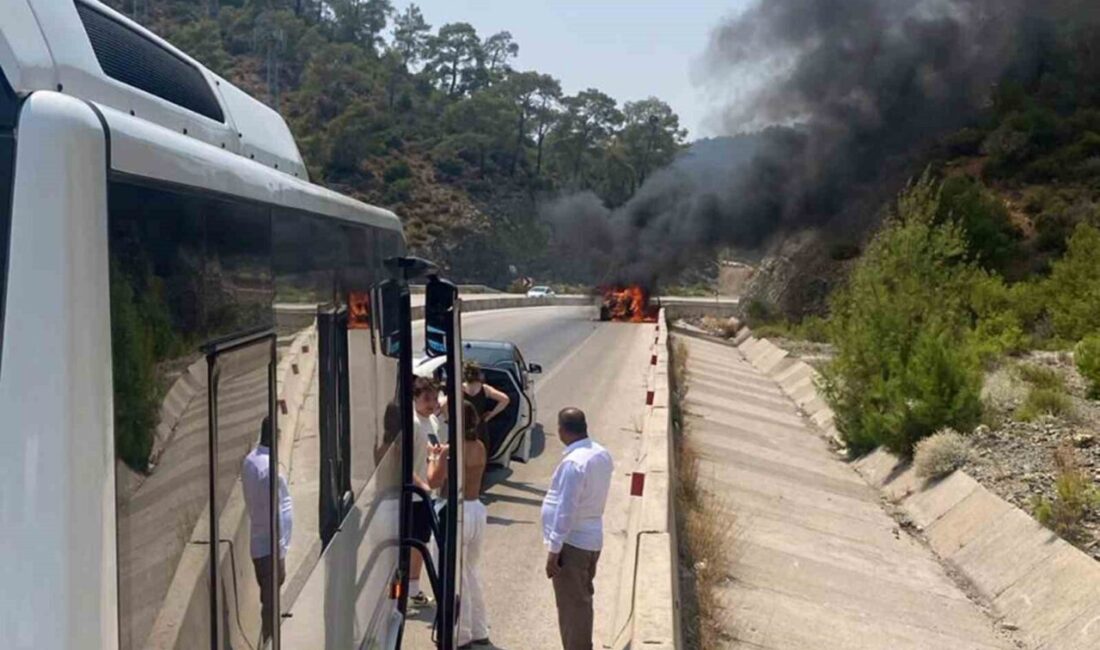 Fethiye'nin Yanıklar Katrancıtepe mevkiinde hareket halindeki bir araçta yangın çıktı.