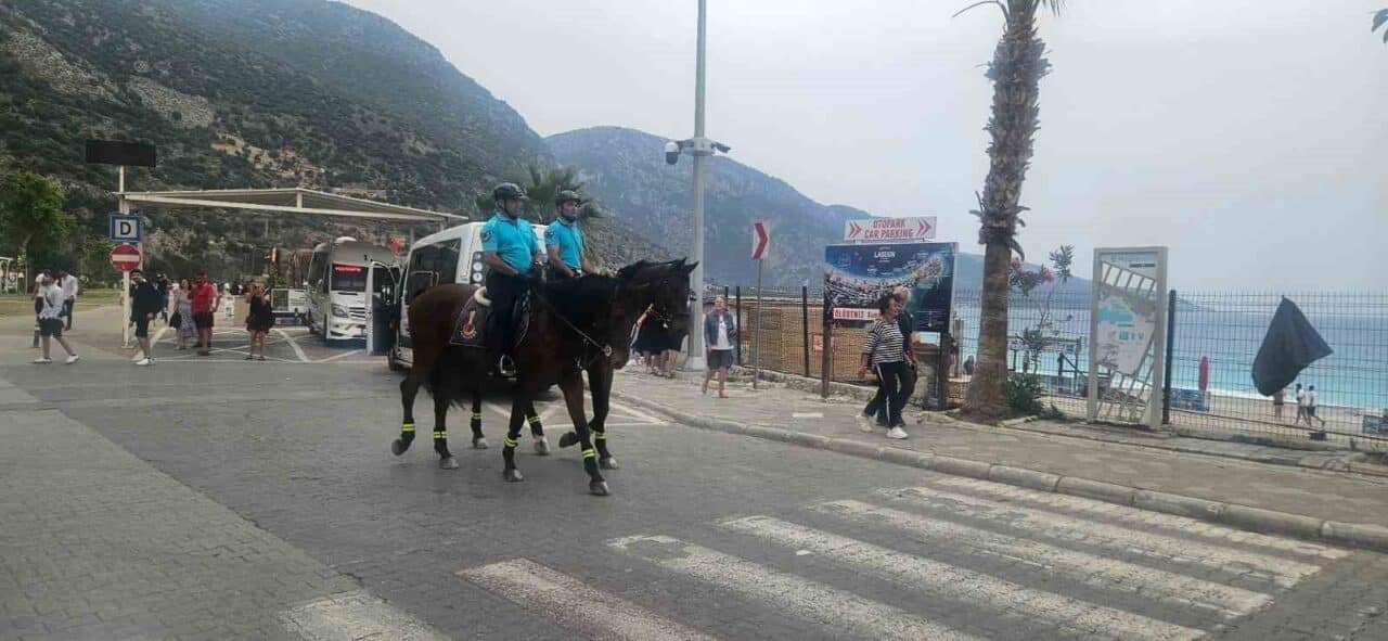 Fethiye'de, turizm sezonunun açılmasıyla asayişi sağlamak üzere Atlı Jandarma Timi
