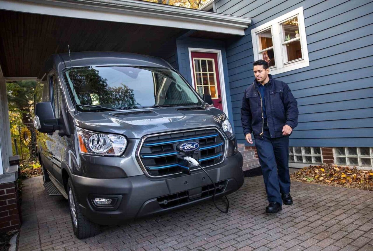 Ford Transit, 9 Ağustos 1965'te İngiltere'de üretime başladı ve Türk