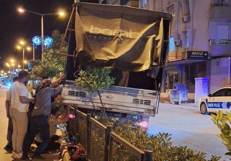 Mersin’in Tarsus ilçesinde, park halindeki bir kamyonetin freni boşaldı ve
