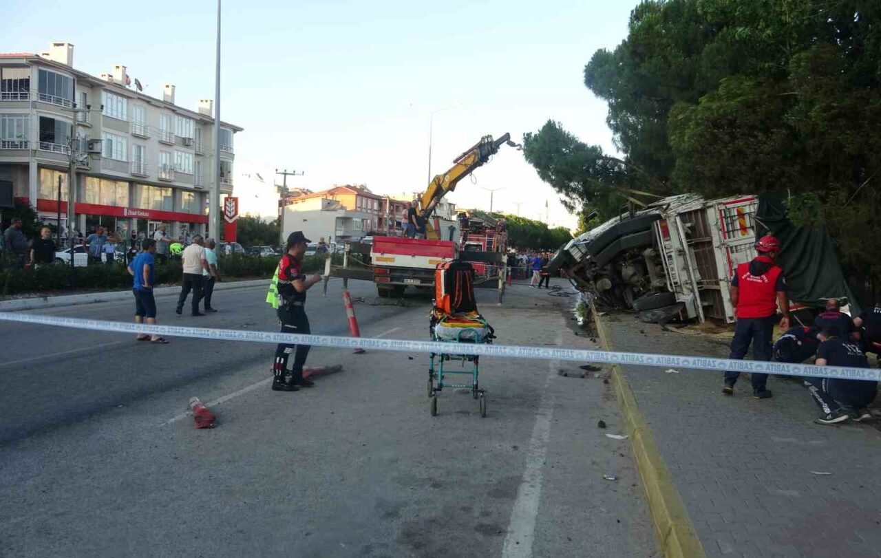 Çanakkale'nin Ayvacık ilçesinde frenleri patlayan Umut A. yönetimindeki kamyon, bekleyen