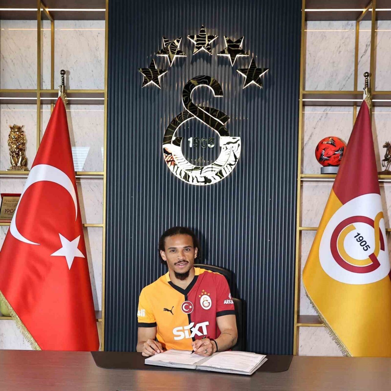 Galatasaray, Alman futbolcu Leroy Sane ile 3 yıllık sözleşme imzaladı.