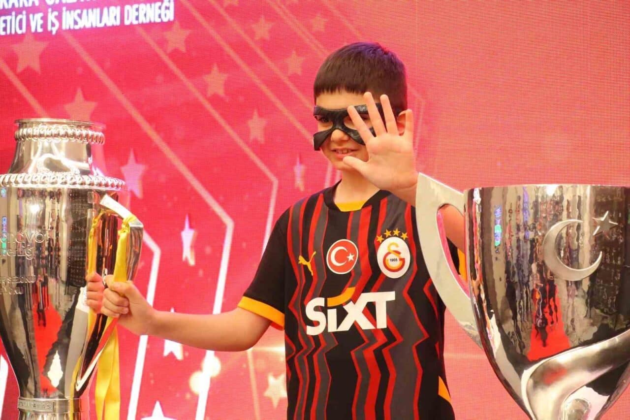 Galatasaray, Trendyol Süper Lig'de 25. şampiyonluğunu kazanarak 5. yıldızı takan