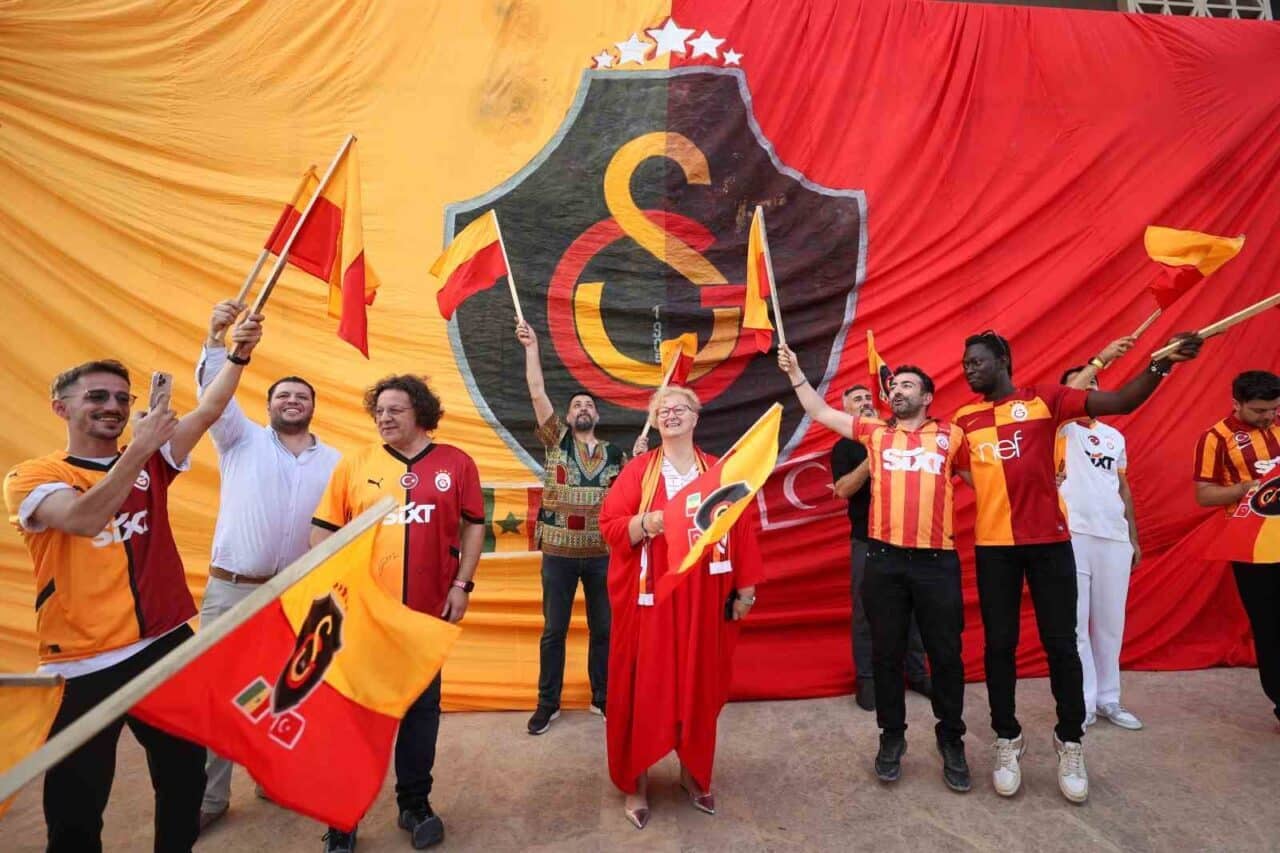 Galatasaraylı taraftarlar, Dakar’daki Türkiye Büyükelçiliği'nde şampiyonluğu büyük bir coşkuyla kutladı.