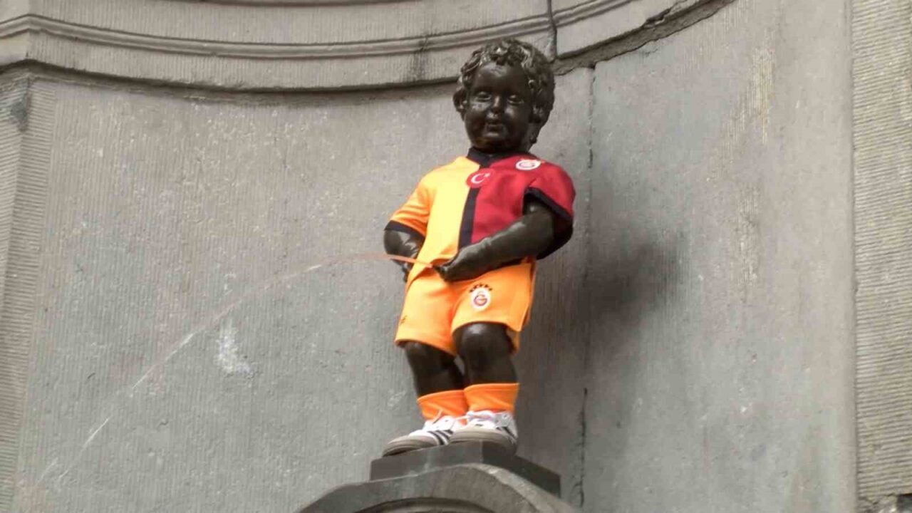 Galatasaray’ın 25. şampiyonluğu, Brüksel'deki Manneken Pis heykeline giydirilen özel forma
