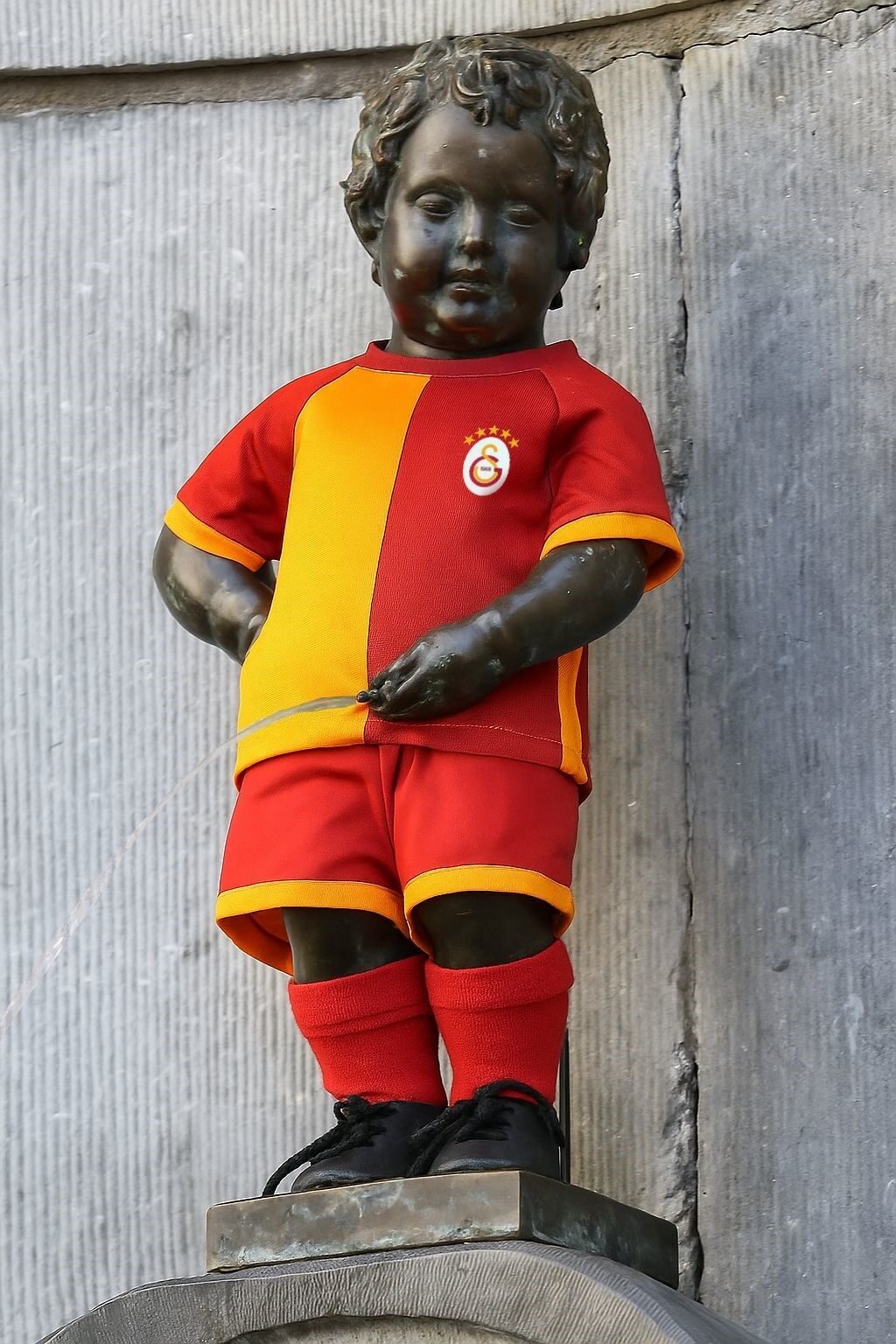 Galatasaray, 25. şampiyonluğunu simgeleyen 5 yıldızlı formasını, Brüksel'deki Manneken Pis