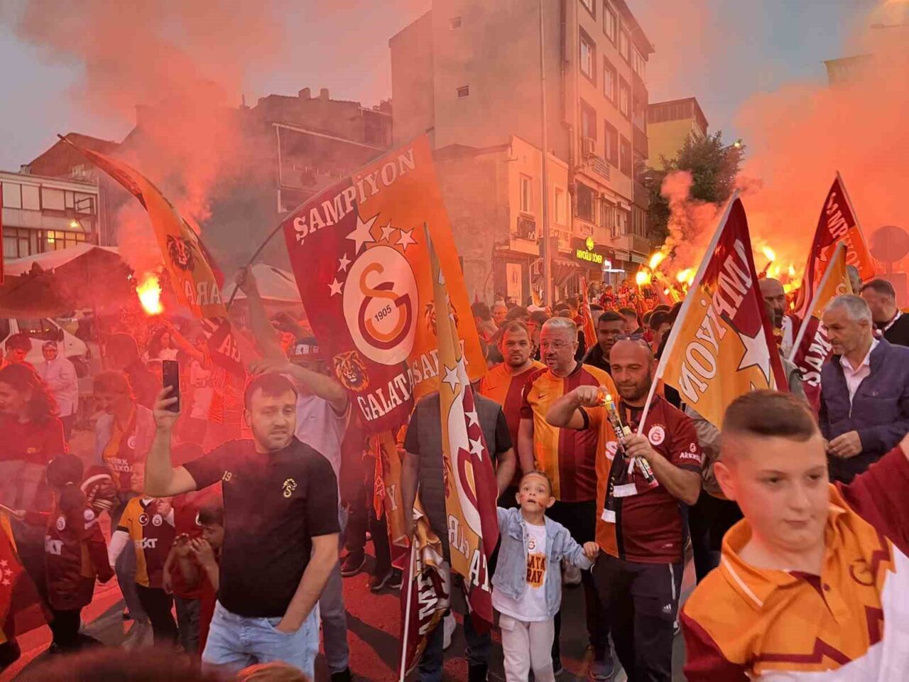 Galatasaray’ın 2024-2025 sezonu şampiyonluğu, Hayrabolu’da büyük bir coşkuyla kutlandı. Hayrabolu
