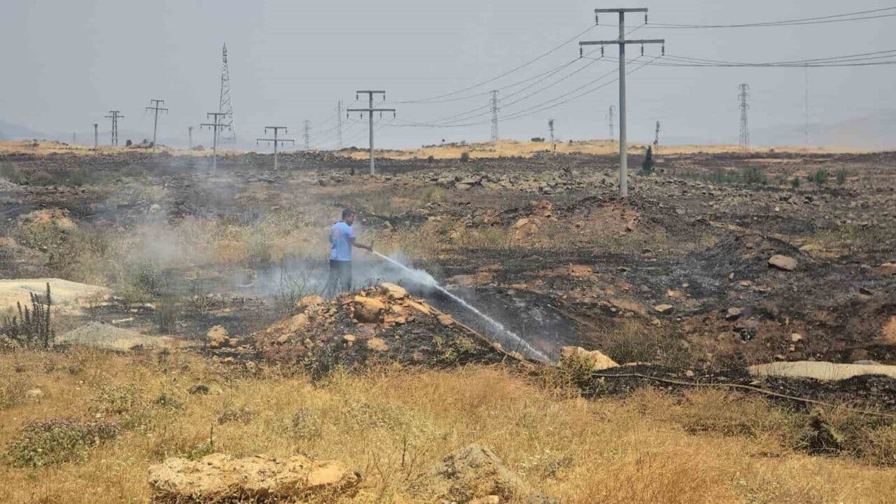 Gaziantep'in İslahiye ilçesinde Beyler Mahallesi'nde meydana gelen anız yangını, itfaiye