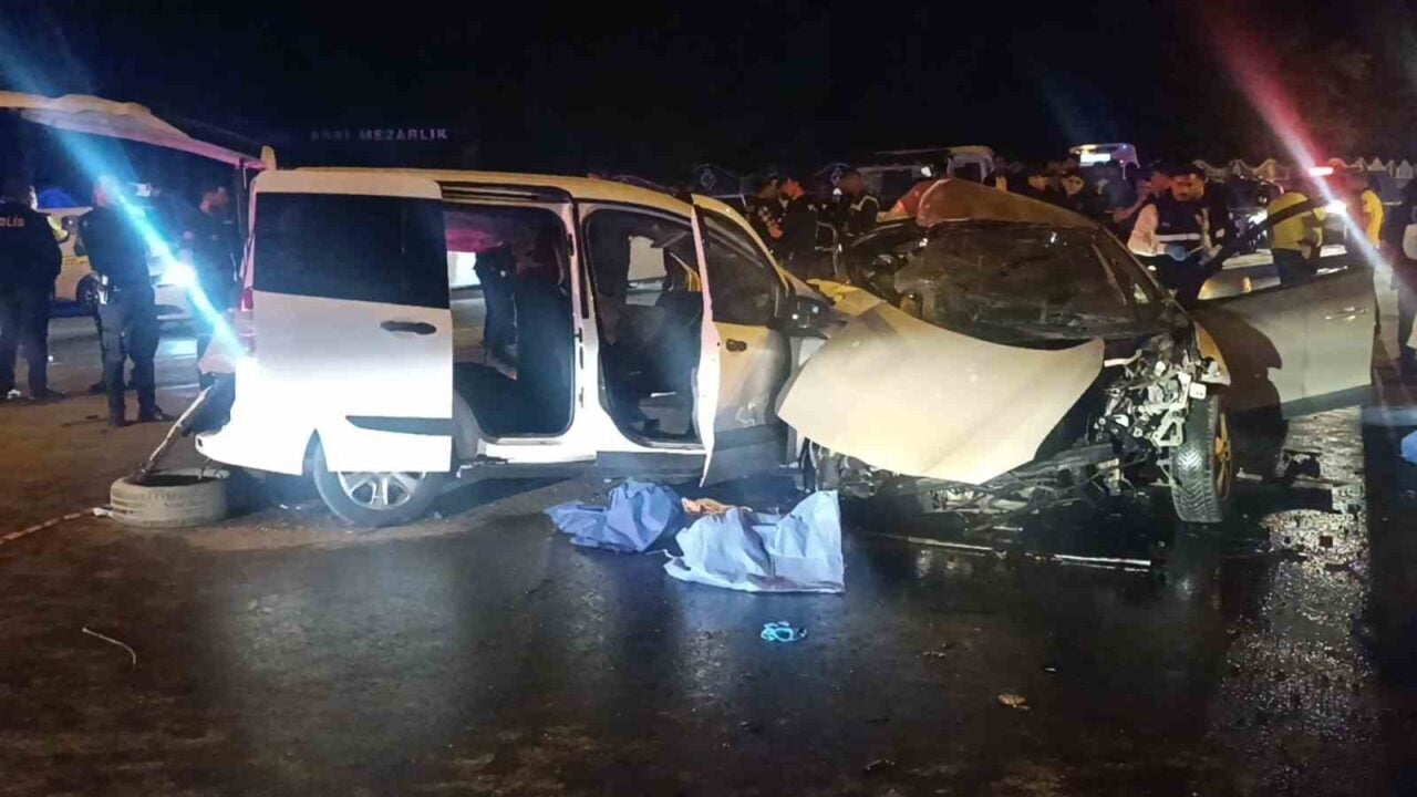 Gaziantep'te iki otomobilin çarpışması sonucu, aralarında 2 çocuğun da bulunduğu