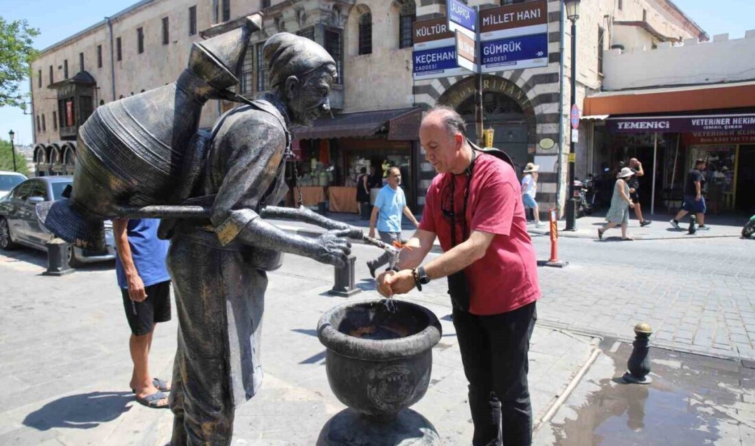 Gaziantep'teki sıcaklık 42 dereceyi bulurken, vatandaşlar serinlemek için çeşme başlarına
