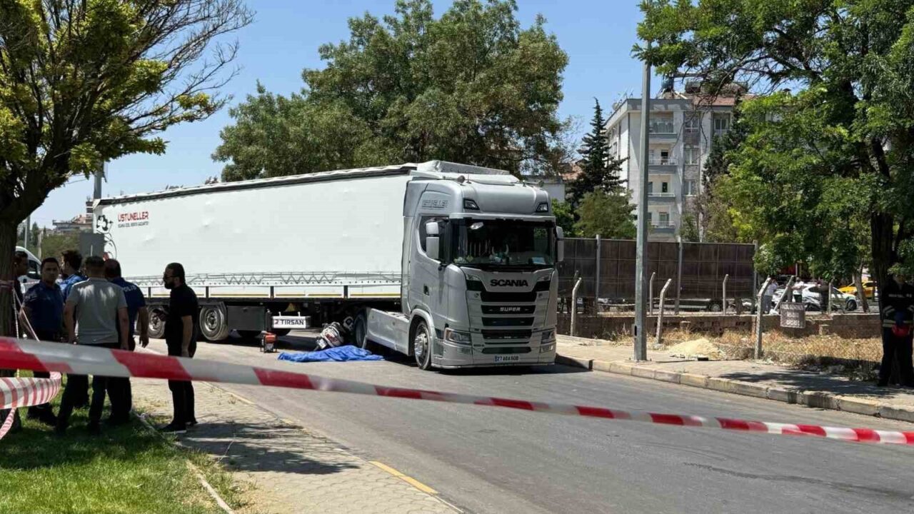 Gaziantep'te tırın altına giren motosiklet kazasında iki kişi yaşamını yitirdi.