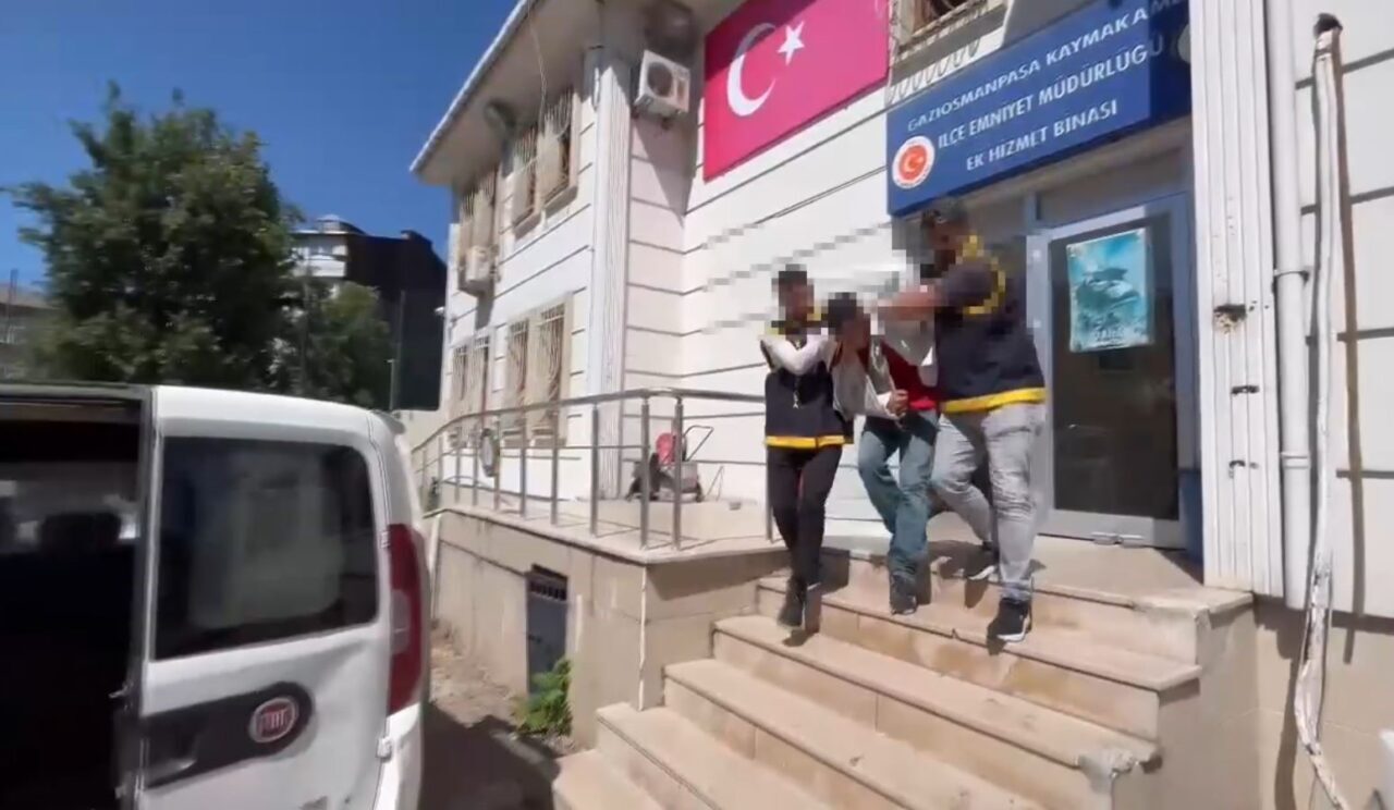 İstanbul'un Gaziosmanpaşa ilçesinde zihinsel engelli 13 yaşındaki E.S.K., bir kadına
