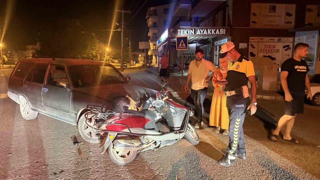 Antalya'nın Gazipaşa ilçesinde gece saatlerinde meydana gelen trafik kazasında motosiklet