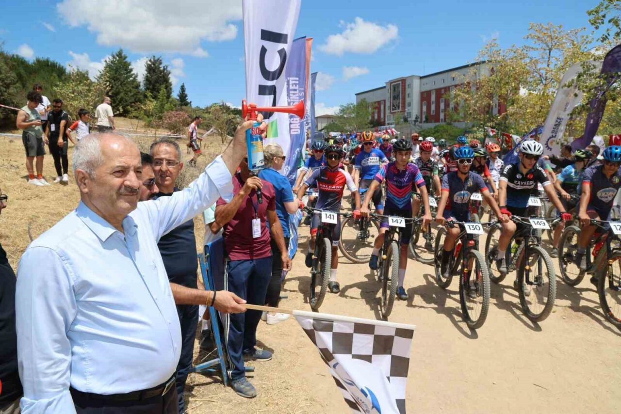 Gebze'de gerçekleştirilen 3. Uluslararası Dağ Bisikleti Kupası, Beylikdağı'nda yoğun bir